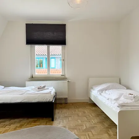Hasselbach Duo- 2 Wohneinheiten- 10 Betten- 4 Schlafzimmer- Parkplatz- Waschmaschine- 2 Küchen- 2 Bäder Apartment Wolfsburg